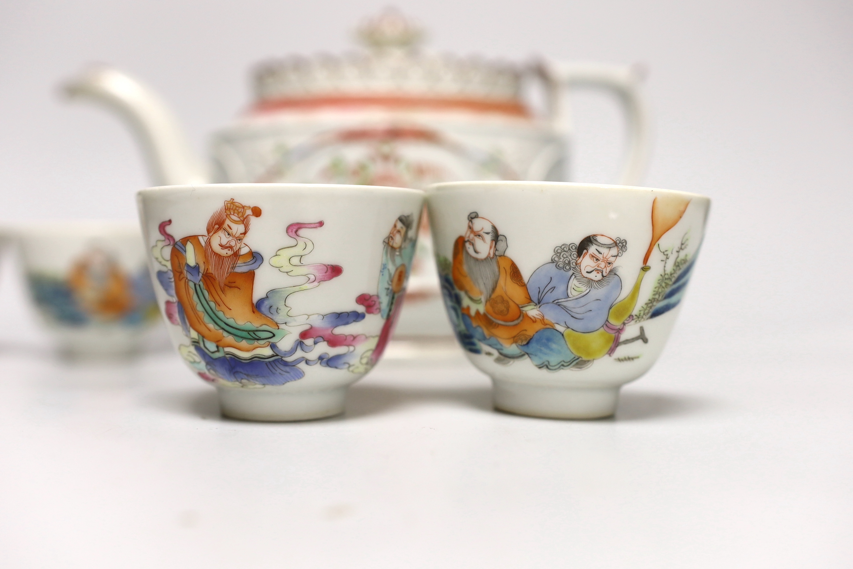 A late 18th century pearlware teapot and a set of four small Chinese tea bowls, teapot 28cm long